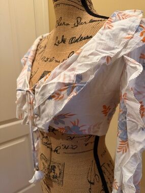 Floral Tie-Front Ruffle Crop Top - White with Orange & Blue Print size small